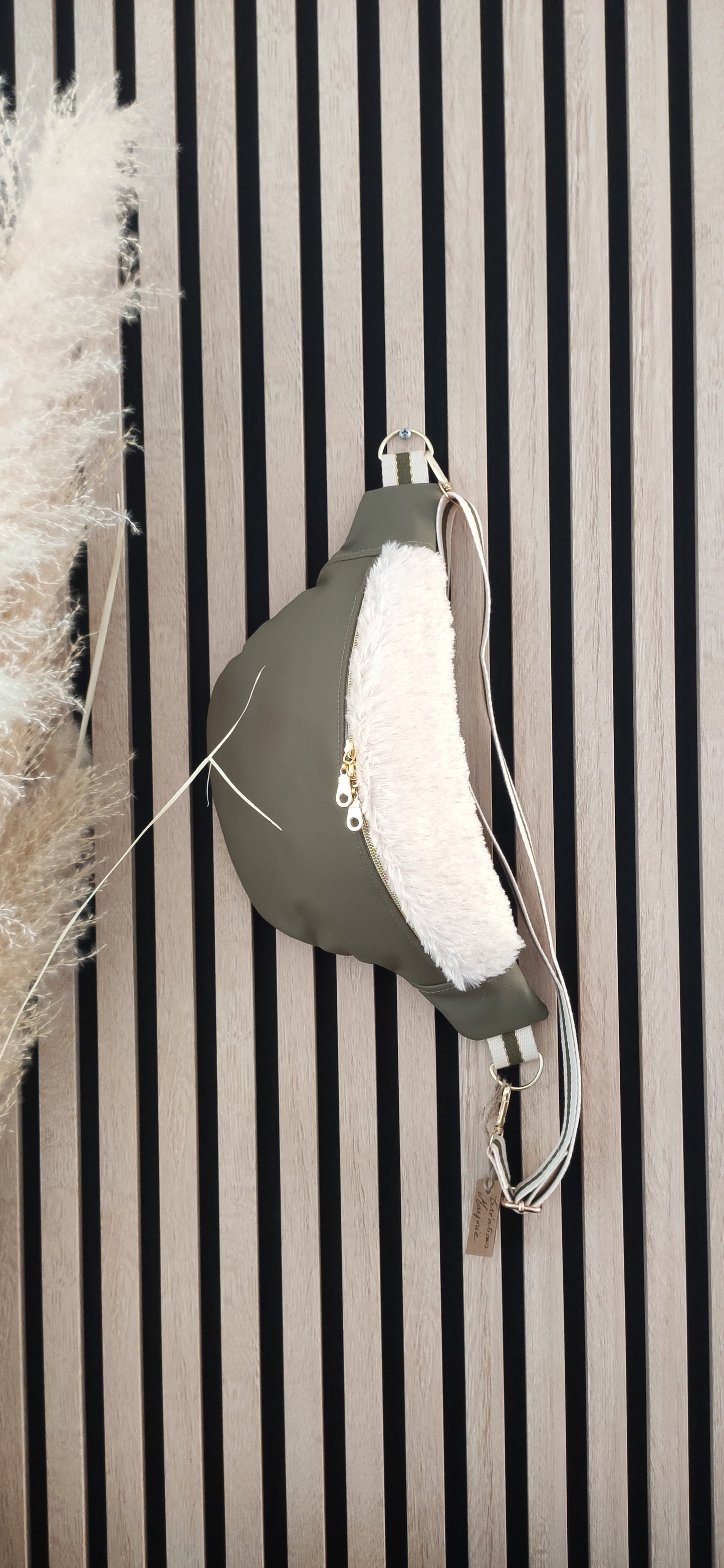 Sac Banane en Similicuir kaki et Moumoute beige irisé dorée