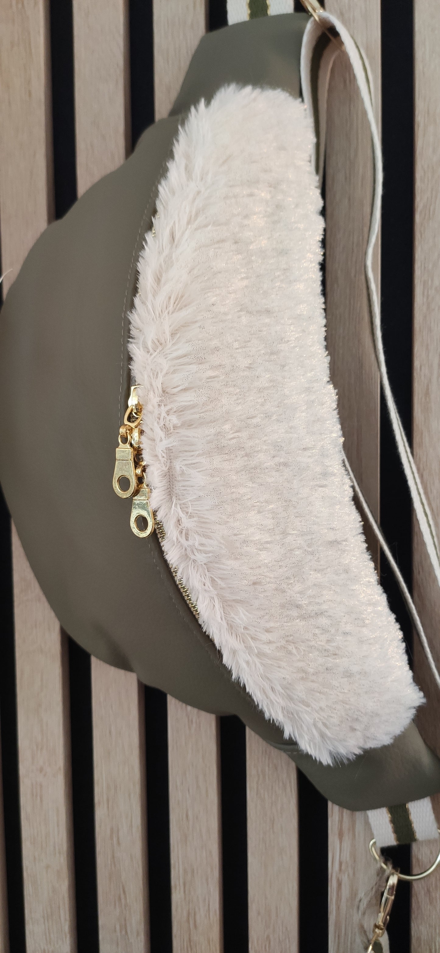 Sac Banane en Similicuir kaki et Moumoute beige irisé dorée