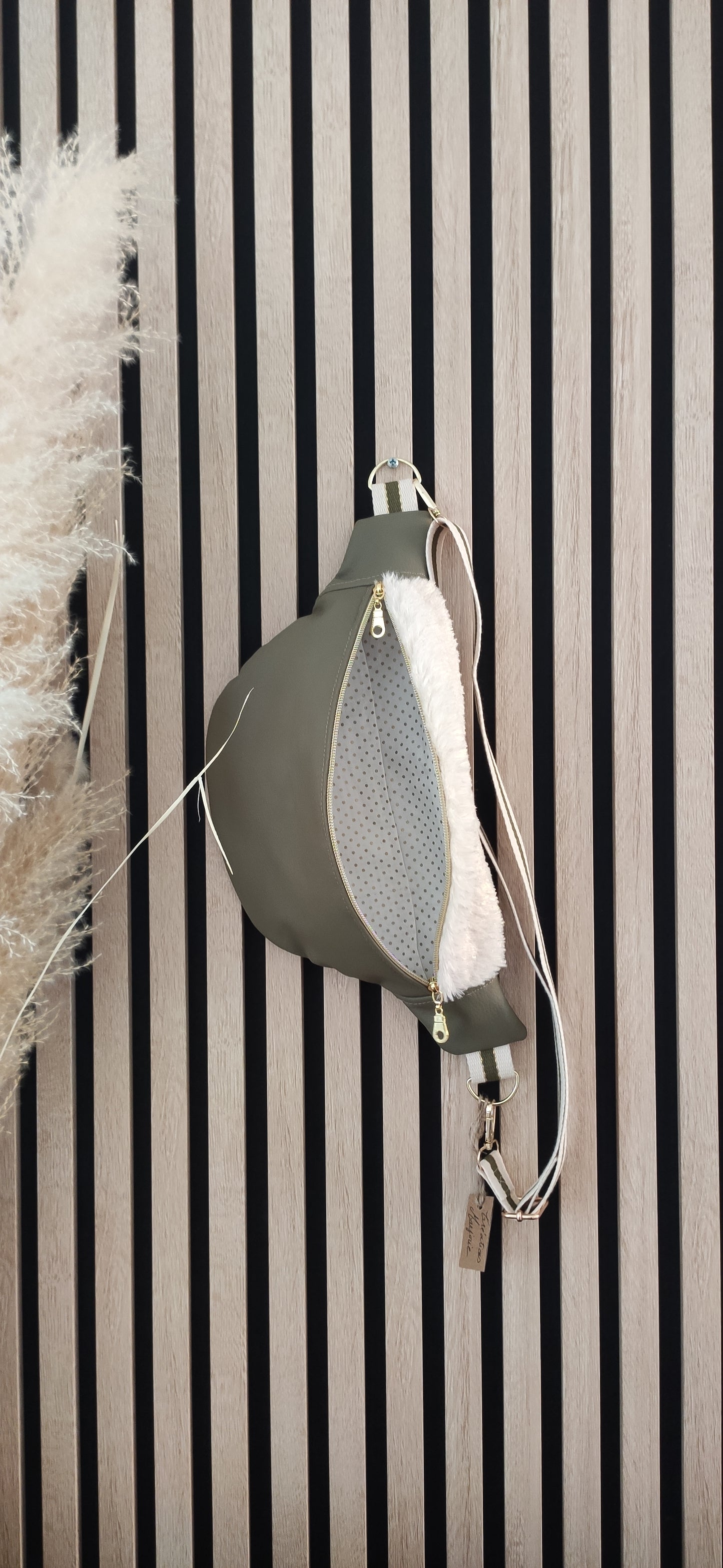 Sac Banane en Similicuir kaki et Moumoute beige irisé dorée